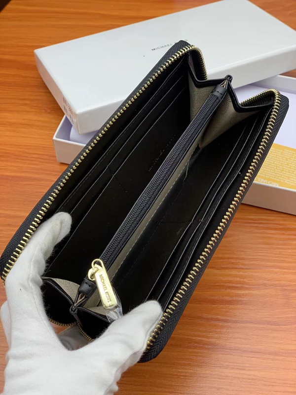 超激安ブランド財布偽物着用イメージ